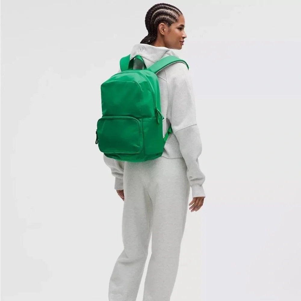 Lululemon Everywhere Backpack 22L- Raceway Green/Sheer Oak